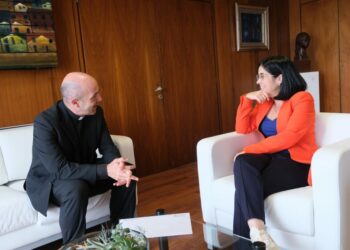 La alcaldesa, Carolina Darias, junto al rector de la Basílica del Pino, Jorge Martín de la Coba