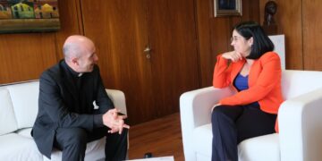 La alcaldesa, Carolina Darias, junto al rector de la Basílica del Pino, Jorge Martín de la Coba