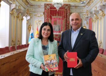 La alcaldesa, Carolina Darias, junto al rector de la Institución Universitaria Mayor de Cartagena de Indias, Colombia, Juan Alberto Arraut
