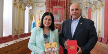 La alcaldesa, Carolina Darias, junto al rector de la Institución Universitaria Mayor de Cartagena de Indias, Colombia, Juan Alberto Arraut