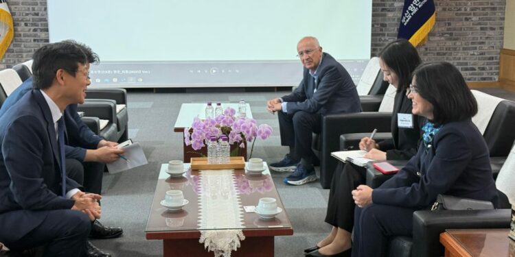 La alcaldesa, Carolina Darias y el concejal Francisco Hernández Spínola, en la reunión con la Autoridad Portuaria de Busan