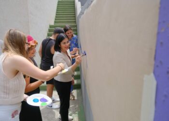La alcaldesa, Carolina Darias, y la concejala de Juventud, Carla Campoamor, en el mural por el Día de Europa