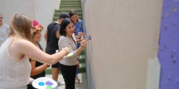 La alcaldesa, Carolina Darias, y la concejala de Juventud, Carla Campoamor, en el mural por el Día de Europa