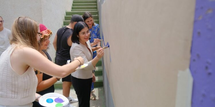 La alcaldesa, Carolina Darias, y la concejala de Juventud, Carla Campoamor, en el mural por el Día de Europa