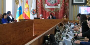 La alcaldesa de Las Palmas de Gran Canaria, Carolina Darias, durante el pleno del mes de mayo