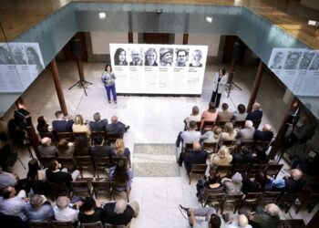 La alcaldesa junto a la coordinadora de Planificación, Desarrollo Urbano y Vivienda del Ayuntamiento, en la presentación del jurado internacional