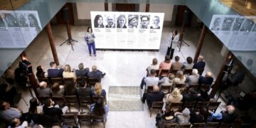La alcaldesa junto a la coordinadora de Planificación, Desarrollo Urbano y Vivienda del Ayuntamiento, en la presentación del jurado internacional