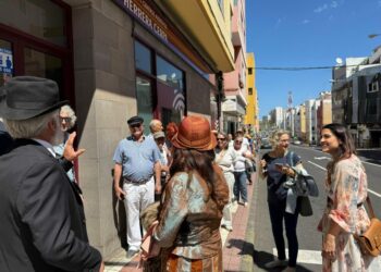 La concejala Betsaida González junto a vecinos de Ciudad Alta en el recorrido teatralizado por el aniversario de Pérez Galdós 1
