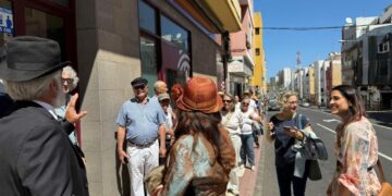 La concejala Betsaida González junto a vecinos de Ciudad Alta en el recorrido teatralizado por el aniversario de Pérez Galdós 1