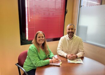 La concejala de Servicios Sociales, Jésica Guerra, y el director de Titularísimos, Pedro Ferrera (1) (2)