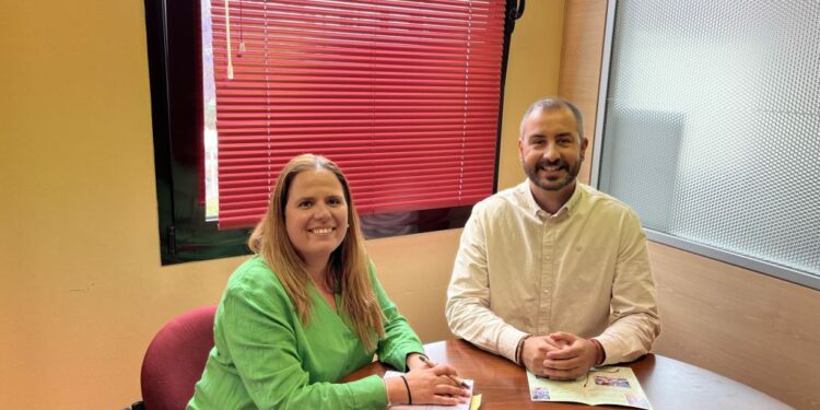 La concejala de Servicios Sociales, Jésica Guerra, y el director de Titularísimos, Pedro Ferrera (1) (2)