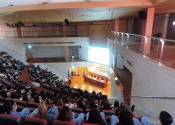 Más de 250 escolares asisten en el Hospital Doctor Negrín a una charla sobre las infecciones de transmisión sexual