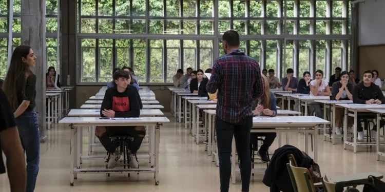 Más de 300.000 estudiantes se enfrentan con nervios a una PAU más exigente y práctica