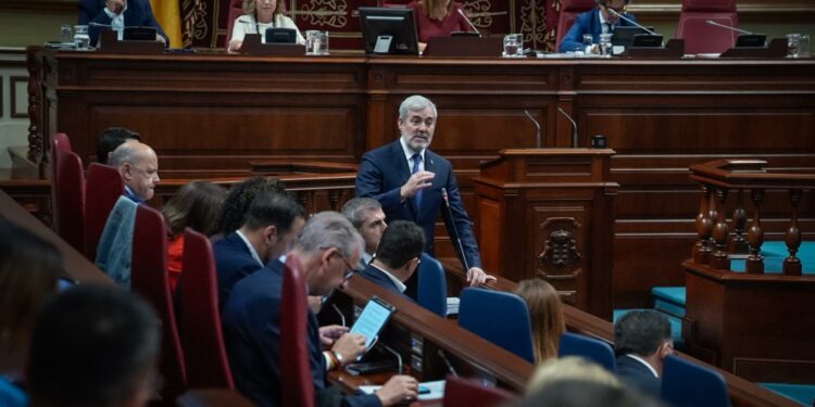 Clavijo resalta el trabajo del Gobierno para mejorar las infraestructuras eléctricas y de comunicaciones