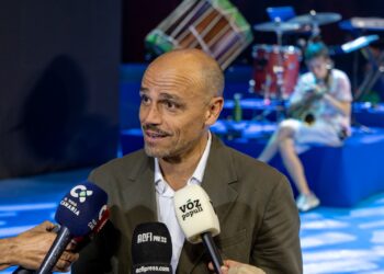 El acto del Día de Canarias une tradición y modernidad con una propuesta escénica con más de 60 artistas