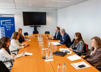 Clavijo traslada a Ribera las demandas canarias en materia de transporte, energía, agricultura y vivienda