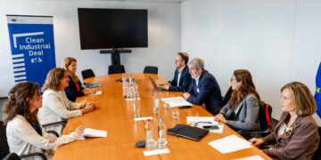 Clavijo traslada a Ribera las demandas canarias en materia de transporte, energía, agricultura y vivienda