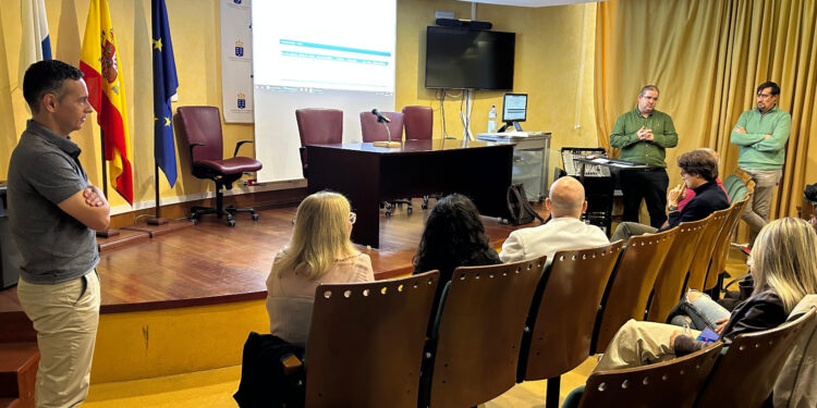 El viceconsejero de Sanidad evalúa con los gerentes hospitalarios la actividad quirúrgica, de consultas y pruebas