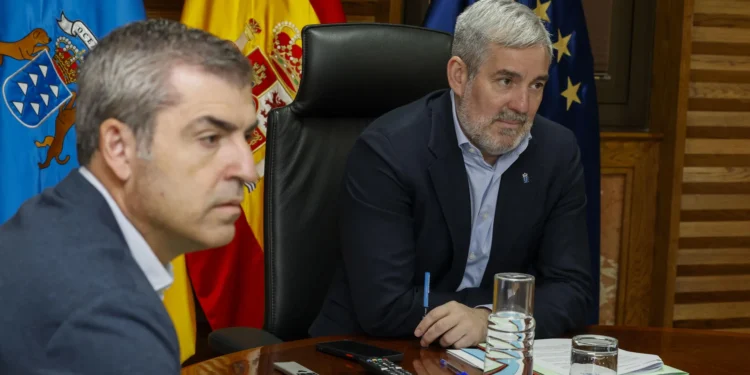 Gobierno de Canarias: Que la Justicia y la Policía actúen en el reparto de los menores si hace falta