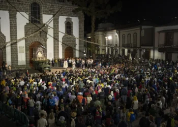 La Virgen del Pino camina en procesión desde Teror, acompañada por miles de personas, hasta la catedral en Las Palmas de Gran Canaria