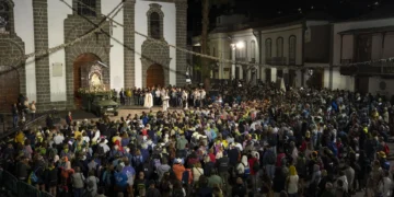 La Virgen del Pino camina en procesión desde Teror, acompañada por miles de personas, hasta la catedral en Las Palmas de Gran Canaria