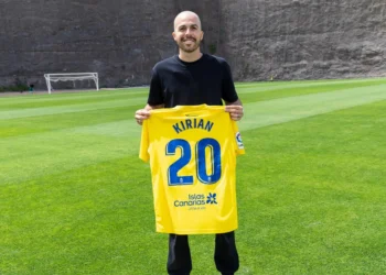 Kirian Rodríguez dona al museo de LaLiga la camiseta con la que regresó tras tratarse del cáncer