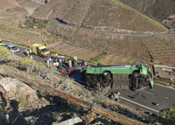 Muere una mujer al volcar una guagua en La Gomera, en accidente con otros 11 heridos