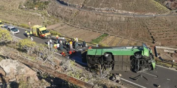 Muere una mujer al volcar una guagua en La Gomera, en accidente con otros 11 heridos