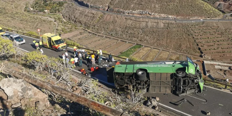Muere una mujer al volcar una guagua en La Gomera, en accidente con otros 11 heridos