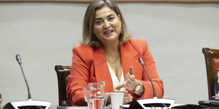 La administradora de Radiotelevisión Canaria destaca la importancia de verificar las noticias