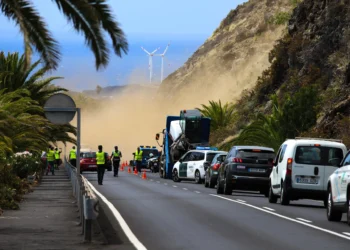 Cortada la LP-5, en La Palma. por un desprendimiento de rocas a dos kilómetros del aeropuerto