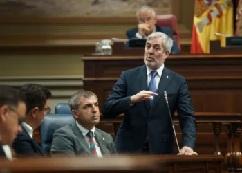 Clavijo responde a la propuesta del PSOE de un impuesto turístico que está dispuesto a hablar de todo
