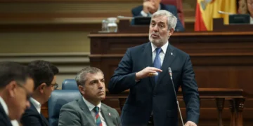 Clavijo responde a la propuesta del PSOE de un impuesto turístico que está dispuesto a hablar de todo