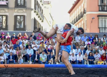 Una luchada para la historia sobre 24 toneladas de arena volcánica de La Palma en Madrid