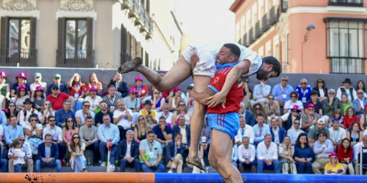 Una luchada para la historia sobre 24 toneladas de arena volcánica de La Palma en Madrid