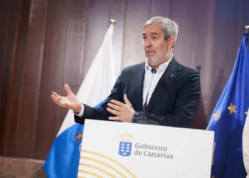 Clavijo censura las «triquiñuelas» del PP para «incumplir los derechos de los menores»
