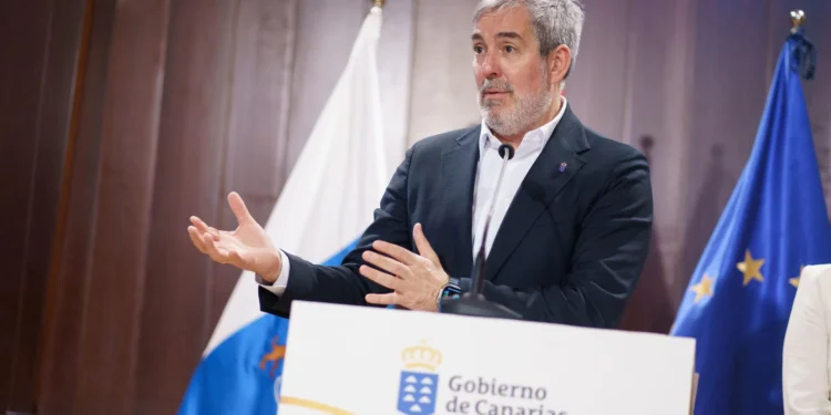 Clavijo censura las «triquiñuelas» del PP para «incumplir los derechos de los menores»