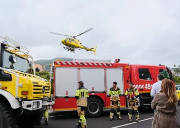 Tenerife despliega el mayor operativo contra incendios forestales de su historia, con casi mil efectivos