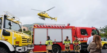 Tenerife despliega el mayor operativo contra incendios forestales de su historia, con casi mil efectivos