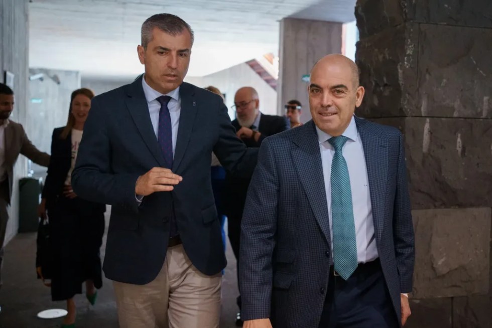 rss-efe681d92b6310379b2e3bfac5864f3dca11fc9e88dw-1024x683-1 El vicepresidente del Gobierno de Canarias y consejero de Economía, Industria, Comercio y Autónomos, Manuel Domínguez, junto al presidente de la Asociación de Trabajadores Autónomos (ATA) Lorenzo Amor (d). EFE/ Ramón De La Rocha