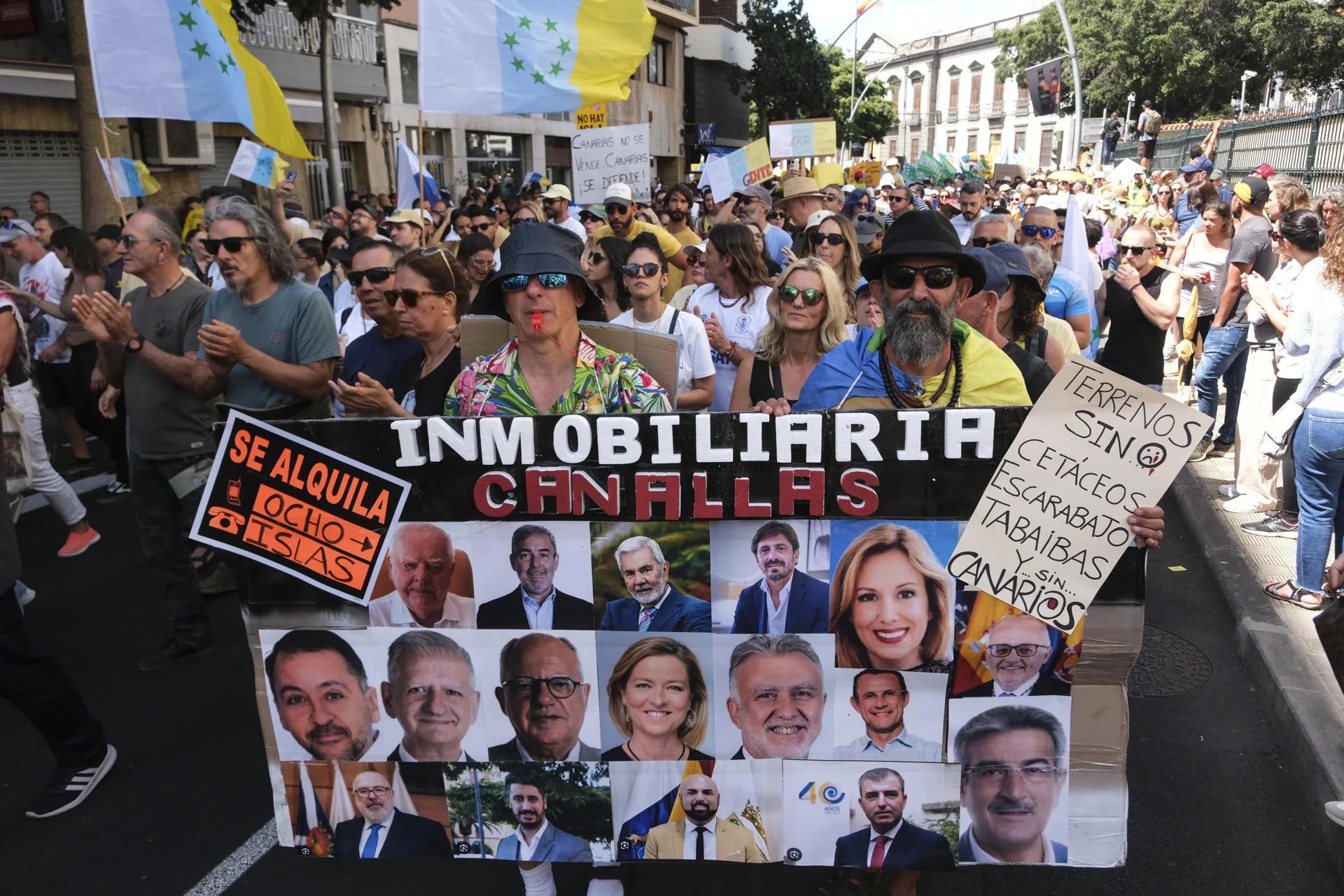 rss-efe7ae1019b456d0ce22025402823e34ace93bddc98w Los colectivos sociales, ecologistas y ciudadanos que impulsaron hace un año las protestas contra los impactos del turismo de masas vigente en Canarias han vuelto a salir este domingo a las calles de las islas, para exigir, por millares, una operativa más sostenible del motor económico del archipiélago. En la imagen, manifestación en Santa Cruz de Tenerife. EFE/ Gelmert Finol