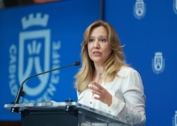 Dávila insiste en las ecotasas, en la ley de residencia y en la fiscalidad para proteger un territorio «frágil»