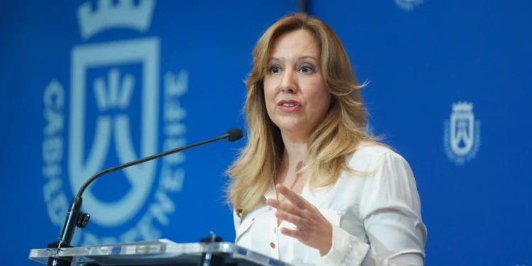 Dávila insiste en las ecotasas, en la ley de residencia y en la fiscalidad para proteger un territorio «frágil»