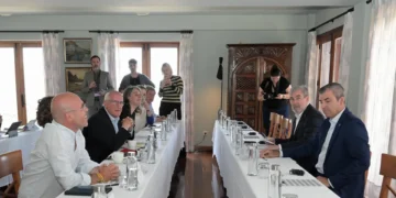 Clavijo pide una estrategia europea para atender a los menores no acompañados