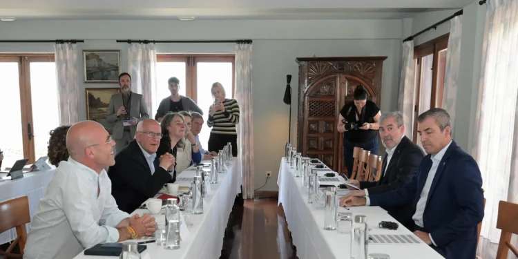 Clavijo pide una estrategia europea para atender a los menores no acompañados