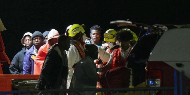 Salvamento rescata de dos barcas y desembarca en Lanzarote y Gran Canaria a 57 personas