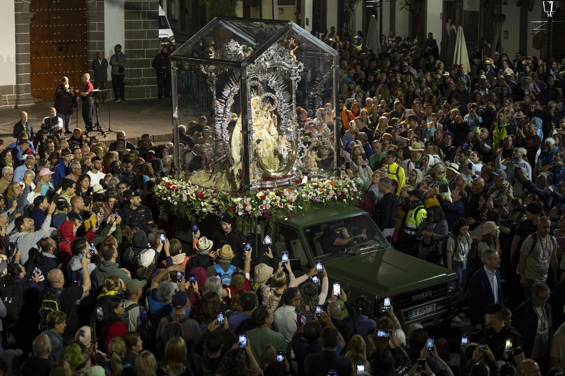 rss-efea19b26f0f14afc04f5fb2635808215c515096906w Miles de católicos acompañan en procesión a imagen de la Virgen del Pino, patrona de Gran Canaria, desde su basílica en Teror hasta la catedral de Santa Ana, en Las Palmas, once años después de su última 'Bajada', para celebrar el Año Jubilar de la Esperanza. EFE/ Quique Curbelo