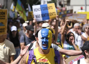 Las protestas ciudadanas vuelven a recorrer Canarias para pedir un turismo más sostenible