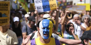 Las protestas ciudadanas vuelven a recorrer Canarias para pedir un turismo más sostenible