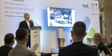 El presidente de ALSA alaba el modelo canario de transporte turístico, que quiere replicar